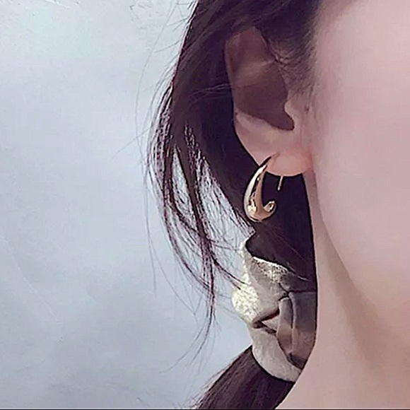 GOLD PLATED 18K HOOP MINIMALIST EARRINGS - Picture 5 of 6